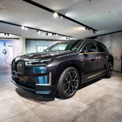 BMW iX xDrive40 в цвете Sophisto Grey Metallic