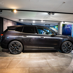 BMW iX xDrive40 в цвете Sophisto Grey Metallic