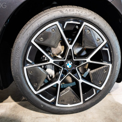 BMW iX xDrive40 в цвете Sophisto Grey Metallic