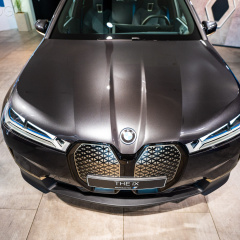 BMW iX xDrive40 в цвете Sophisto Grey Metallic