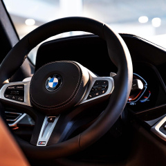 BMW Манхэттена представил BMW X5 G05 с индивидуальным лакокрасочным покрытием British Racing Green