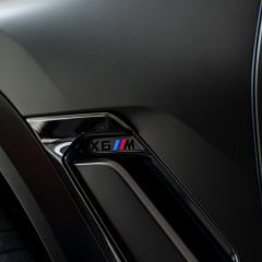 BMW X6 M Competition (F96) с индивидуальным лакокрасочным покрытием цвета Frozen Black