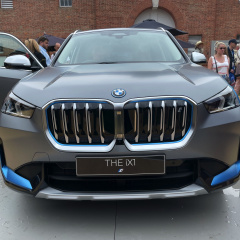 BMW iX1 с xLine в цвете Frozen Pure Grey празднует свою публичную премьеру на Фестивале скорости в Гудвуде