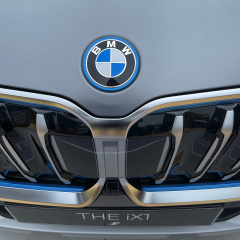 BMW iX1 с xLine в цвете Frozen Pure Grey празднует свою публичную премьеру на Фестивале скорости в Гудвуде