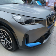 BMW iX1 с xLine в цвете Frozen Pure Grey празднует свою публичную премьеру на Фестивале скорости в Гудвуде