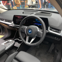 BMW iX1 с xLine в цвете Frozen Pure Grey празднует свою публичную премьеру на Фестивале скорости в Гудвуде