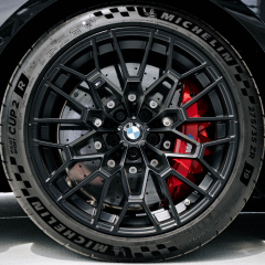 Агрессивный BMW M4 CSL в цвете Black Sapphire Metallic