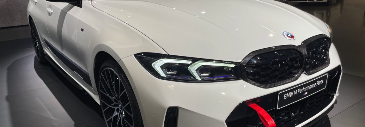 BMW M340i G20 LCI с карбоновой крышей и деталями от M Performance