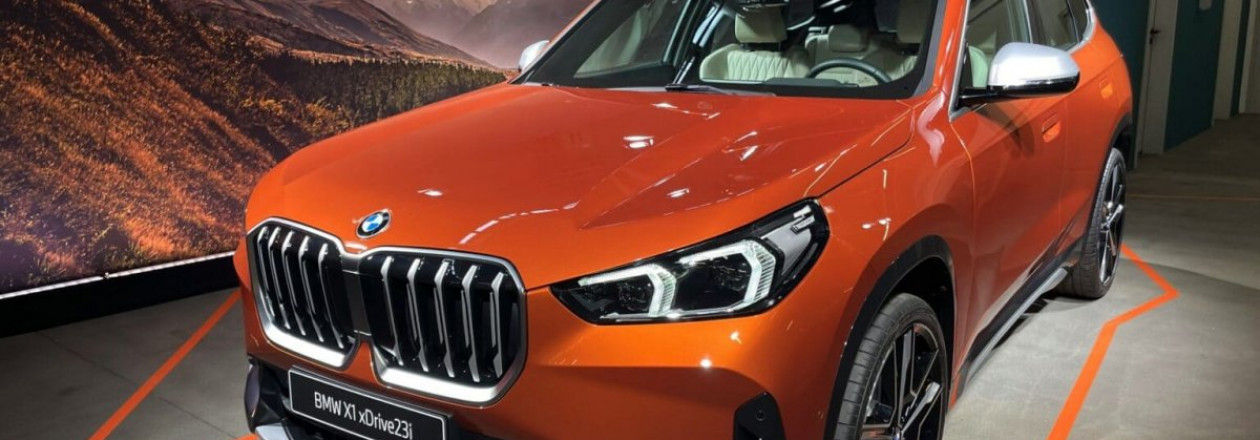 Оранжевый BMW X1 2023 с багажником на крыше