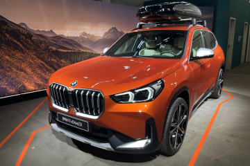 Оранжевый BMW X1 2023 с багажником на крыше BMW X1 серия U11
