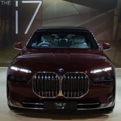 Азиатская премьера BMW i7 в цвете Aventurine Red