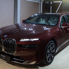 Азиатская премьера BMW i7 в цвете Aventurine Red