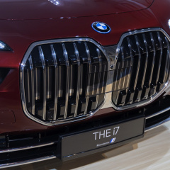 Азиатская премьера BMW i7 в цвете Aventurine Red