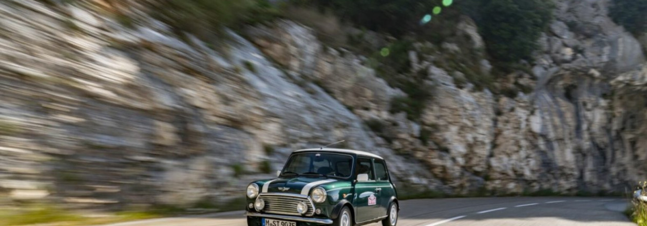 Классический MINI-Cooper на трассе в Goodwood Revival