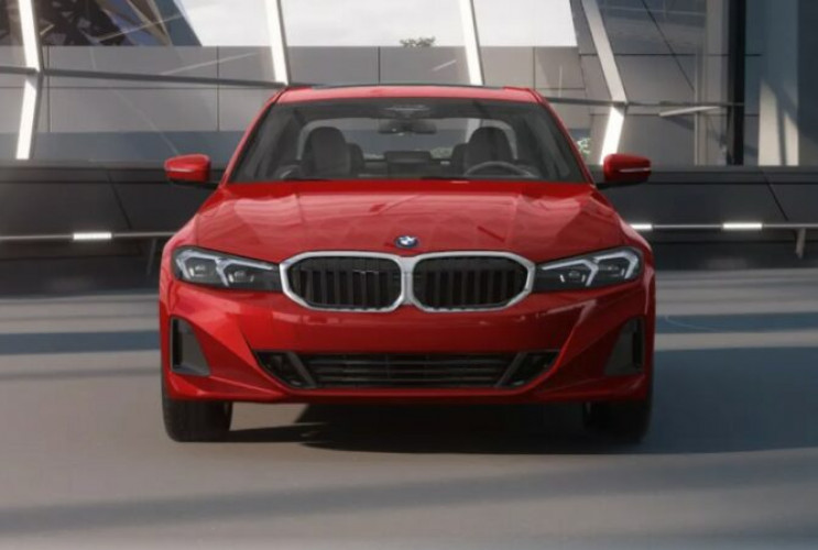 На видео 2023 BMW 330e LCI цвета Melbourne Red BMW 3 серия F30-F35