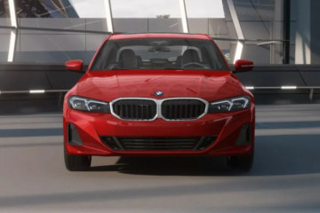 На видео 2023 BMW 330e LCI цвета Melbourne Red