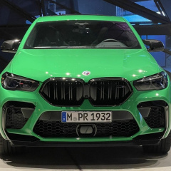 BMW X6 M Competition 2022 в блестящем зеленом цвете Signal Green