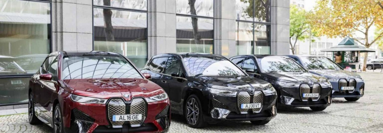 BMW запускает функцию бронирования и оплаты парковки