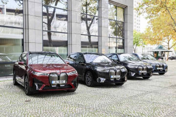 BMW запускает функцию бронирования и оплаты парковки