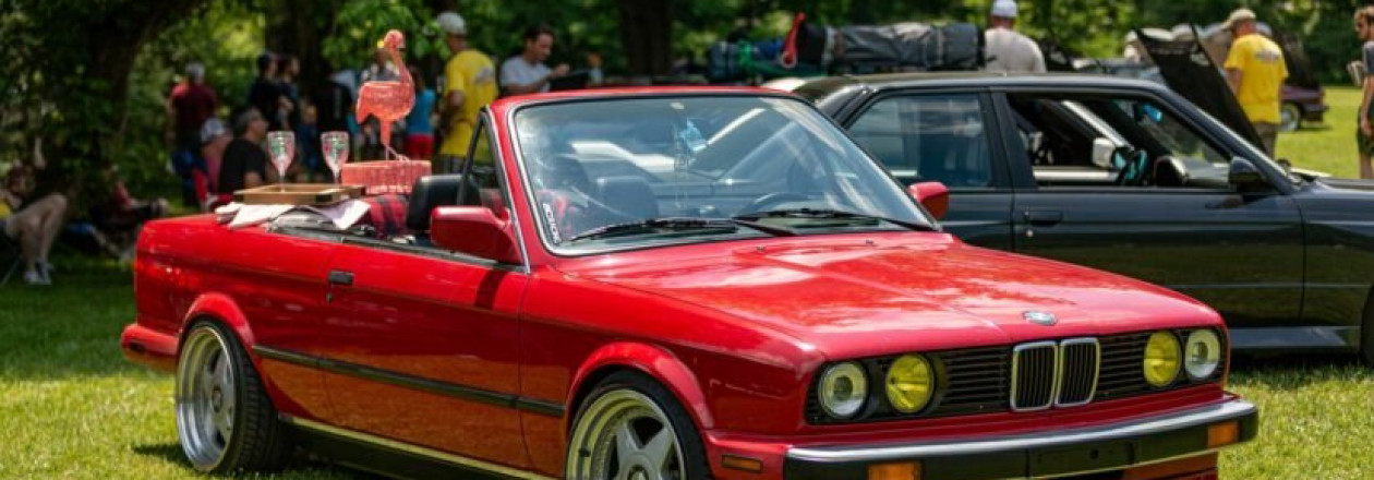 Кабриолет BMW E30 с обвесом Live To Offend оснащен двигателем S52