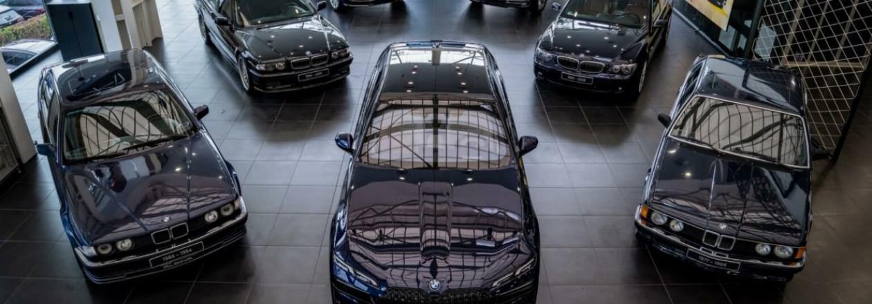 Семь поколений BMW 7 серии под одной крышей