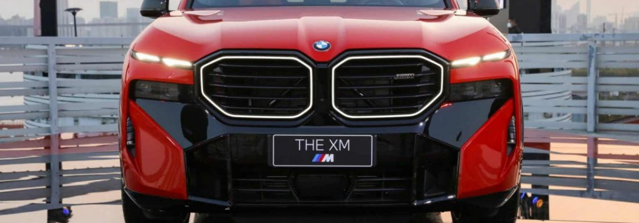 BMW XM представлен в цвете Toronto Red