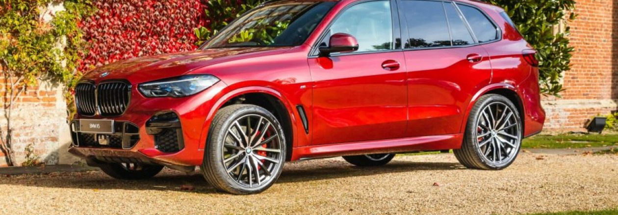 BMW X5 2022 года выглядит стильно в индивидуальном цвете Ruby Red