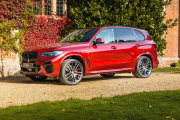 BMW X5 2022 года выглядит стильно в индивидуальном цвете Ruby Red
