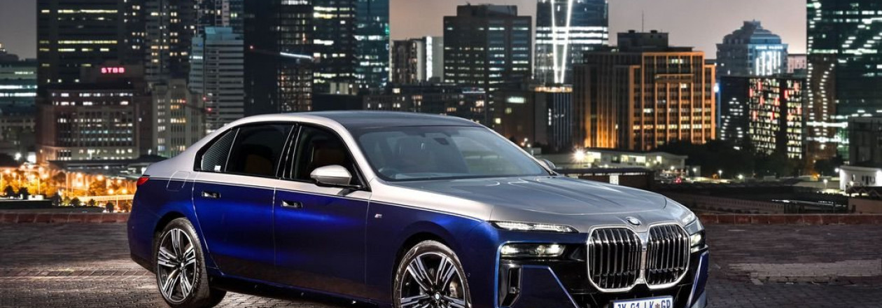 Двухцветный BMW 740i 2023 года Oxide Grey /Tanzanite Blue