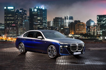 Двухцветный BMW 740i 2023 года Oxide Grey /Tanzanite Blue BMW 7 серия G70