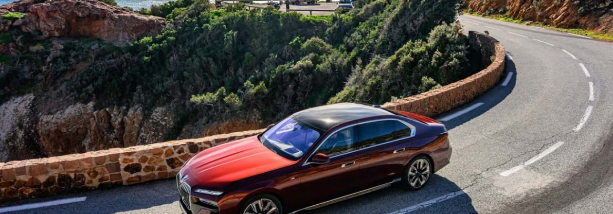 Фотосессия BMW 7 cерии Avanturine Red 2023 во Франции Фотосессия BMW 7 cерии Avanturine Red 2023 во Франции