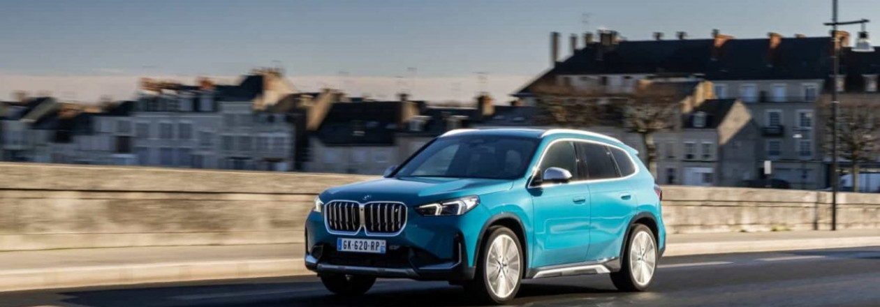 2023 BMW X1 в эксклюзивном цвете Blue Bay Lagoon