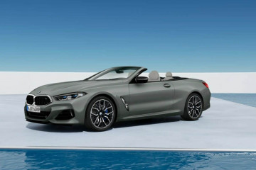 2023 BMW M850i кабриолет в цвете Frozen Pure Grey с голубой крышей