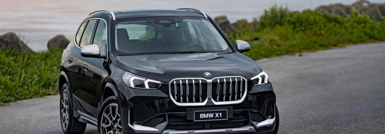 BMW X1 2023 года демонстрирует модель x Line в цвете Sapphire Black