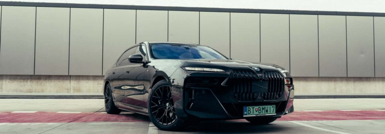 BMW i7 в новом ролике с рекламой подписки на функцию удаленной парковки BMW i7 в новом ролике с рекламой подписки на функцию удаленной парковки
