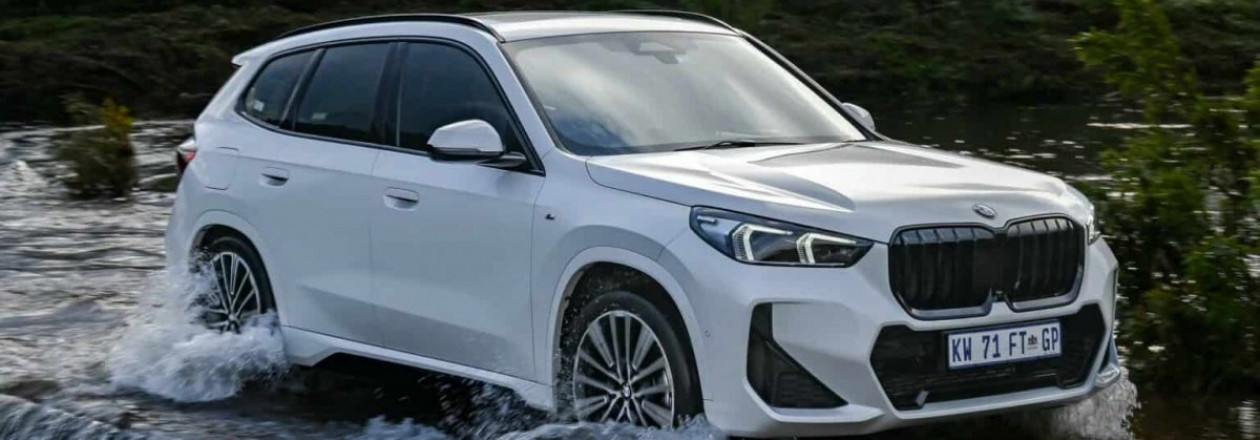 2023 BMW X1 M Sport с множеством дополнительных опций в фотосессии для запуска в Южной Африке