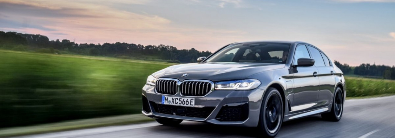 BMW 545e мощностью 520 л.с. является доказательством того, что гибриды могут быть крутыми