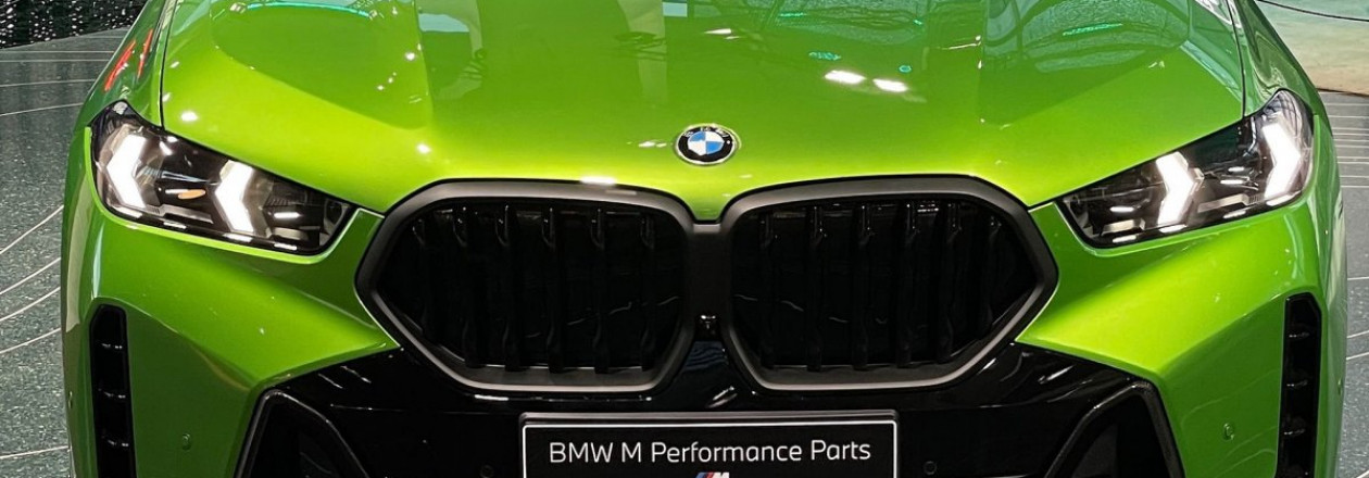 Привлекательный внедорожник BMW X6 Java Green 2024 с деталями M Performance