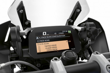 BMW iFace - распознавание лица мотоциклиста