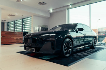 Видео: удаленная парковка G70 с помощью смартфона :: BMW :: 7 серия :: G70 Видео: удаленная парковка G70 с помощью смартфона BMW 7 серия G70