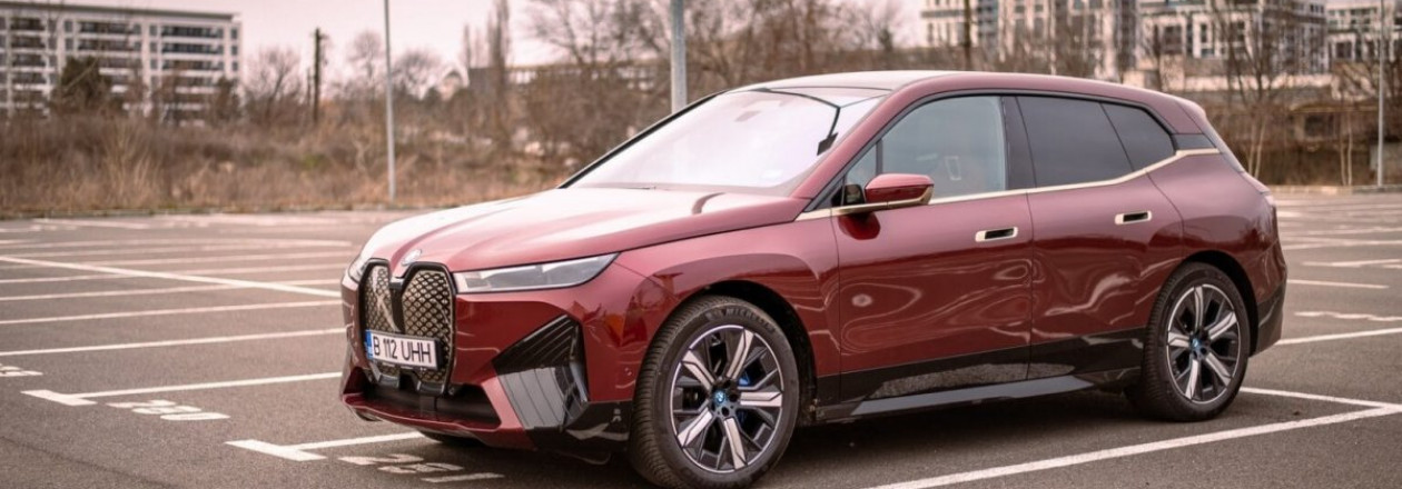 BMW iX xDrive40 на автобане BMW iX xDrive40 на автобане