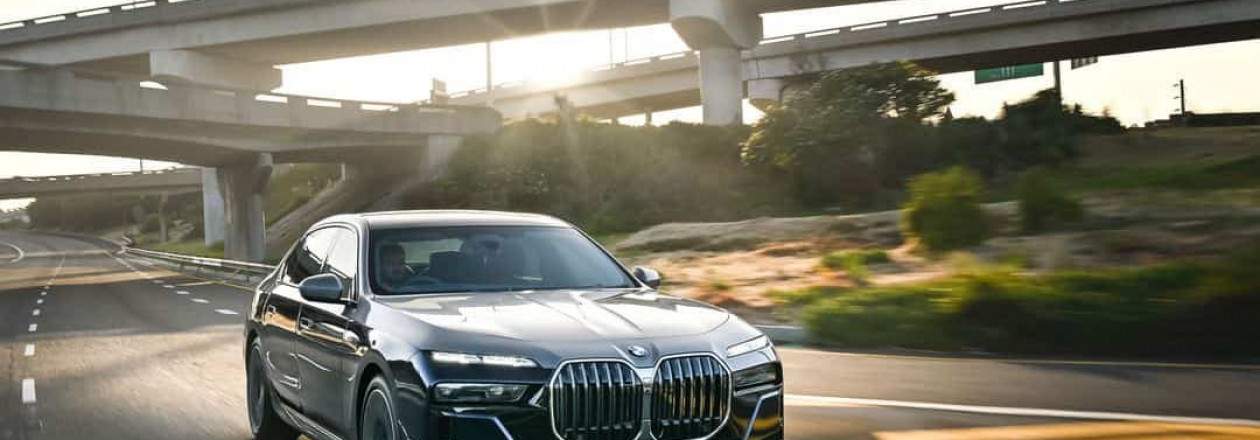 Видео: BMW 740d демонстрирует плавную езду по автобану Видео: BMW 740d демонстрирует плавную езду по автобану