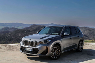 BMW iХ1 Frozen Pure Grey стартует в Италии