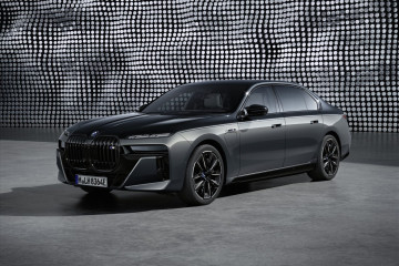 2023 BMW M760e xDrive отправляется в путь BMW 7 серия G70