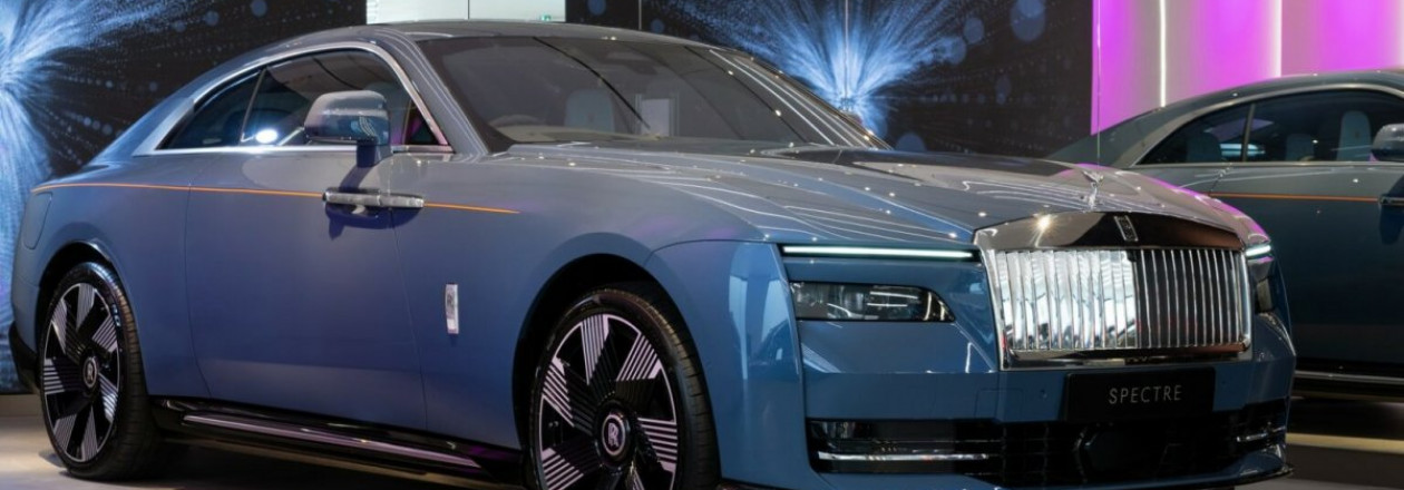Rolls-Royce Spectre поступает к первому дилеру в Великобритании, поставки начнутся в 4 квартале 2023 года