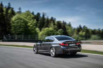 BMW M5 участвует в драг-рейсинге вместе с AMG GT 63 S E Performance и Porsche Panamera Turbo S E-Hybrid