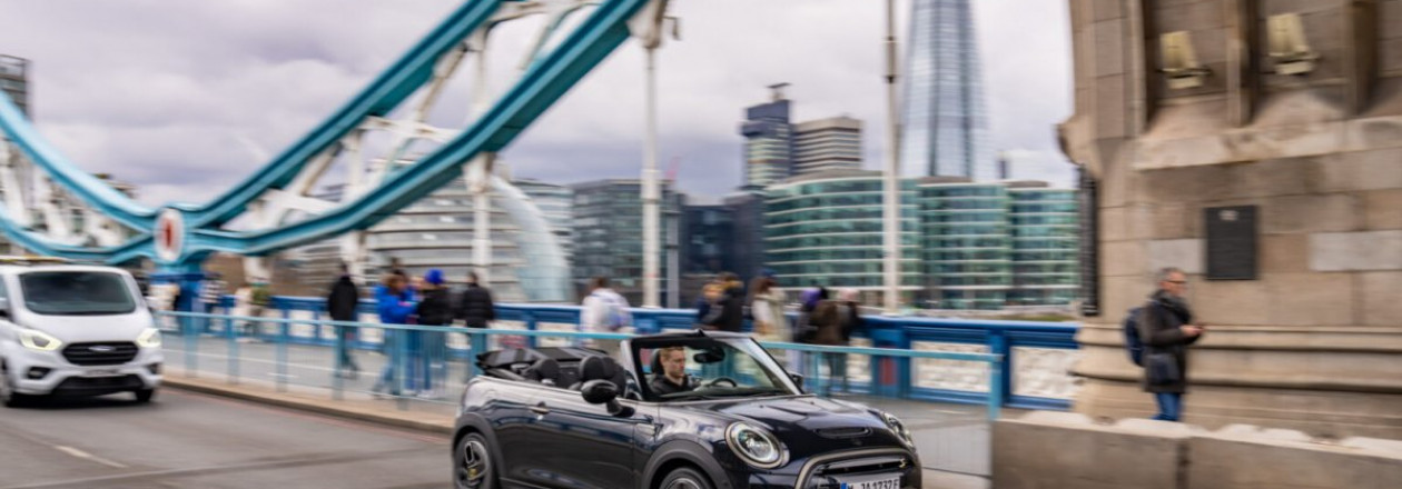 Кабриолет MINI Cooper SE на улицах Лондона