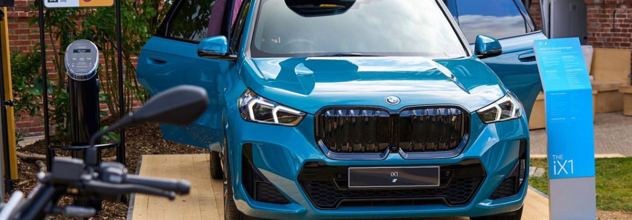 BMW iX1 + M Sport Package Pro и бокс на крыше