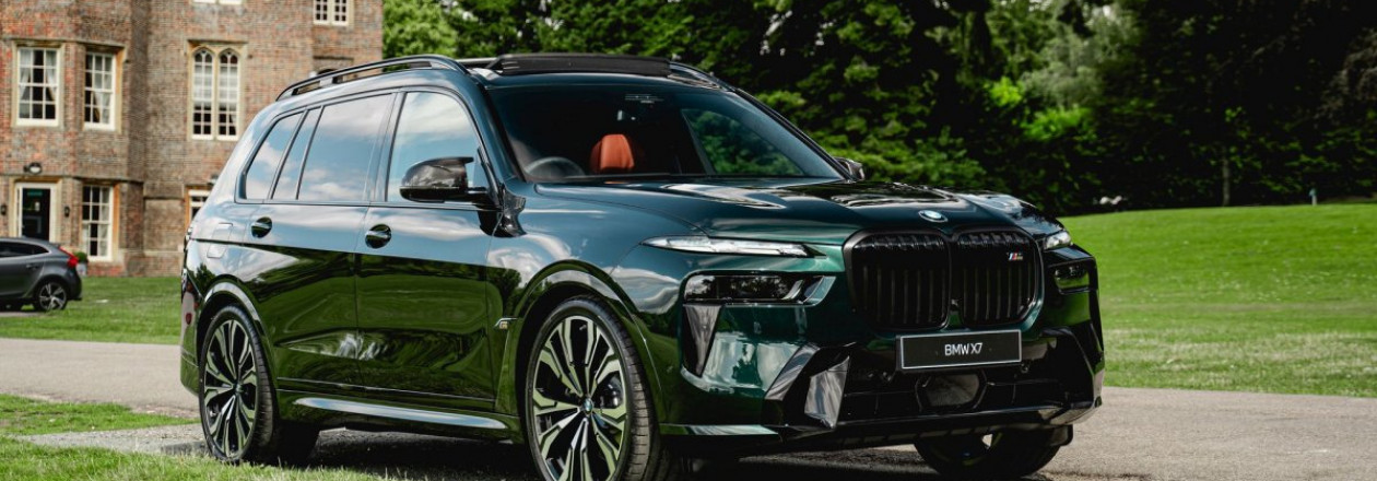 Стильный BMW X7 M60i Facelift в оксфордском зеленом цвете