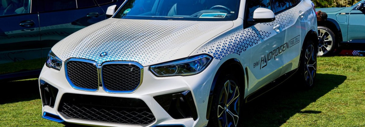 Водородный BMW iX5 представлен на выставке в Пеббл-Бич Водородный BMW iX5 представлен на выставке в Пеббл-Бич